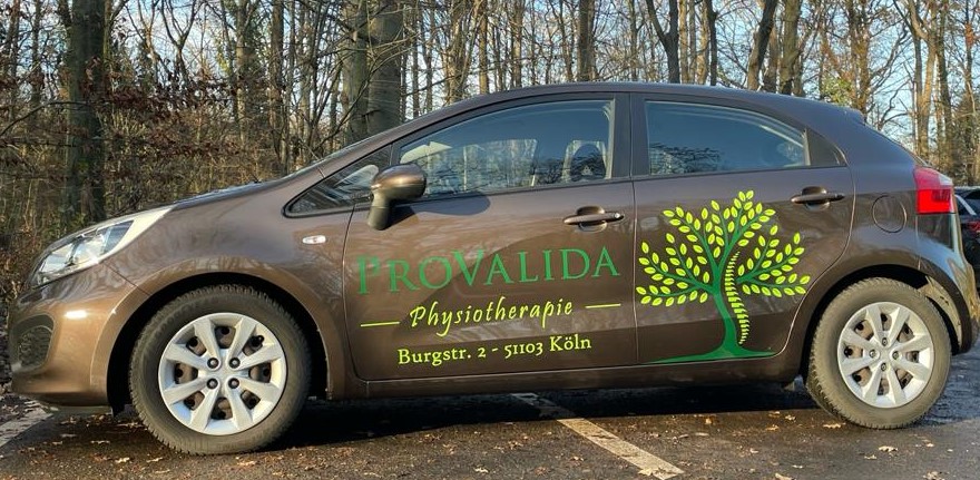 Beschriftetes Firmenfahrzeug von ProValida Physiotherapie