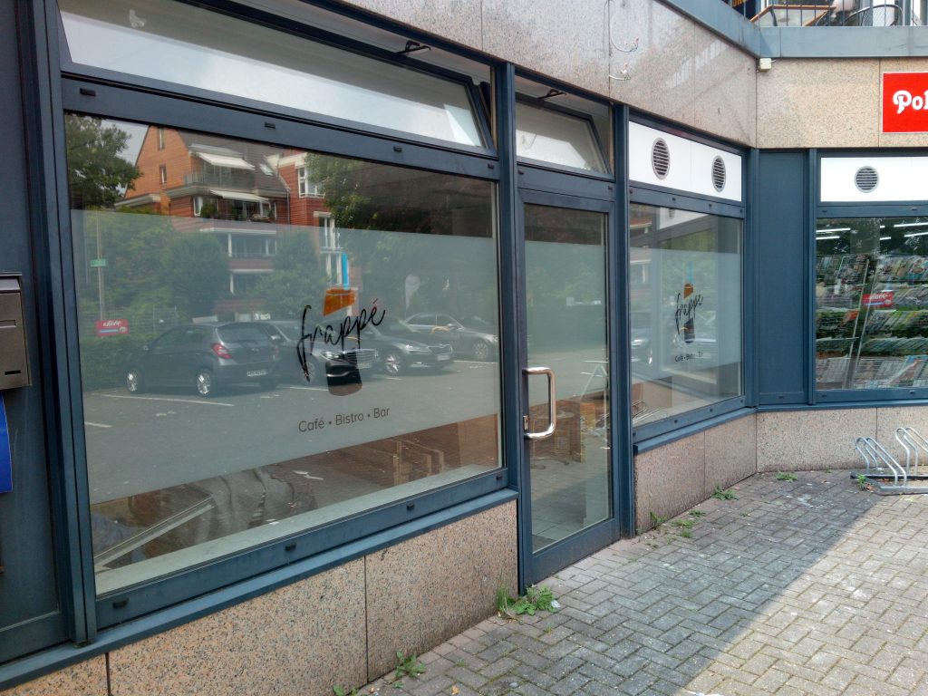 Beschriftete Schaufenster eines Cafés und Bistros